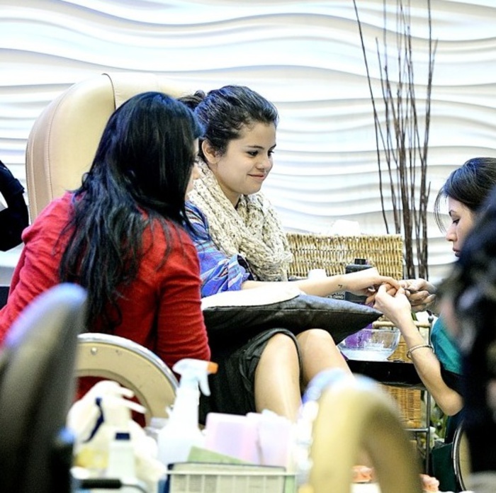 selena-gomez-gets-mani-pedi-after-justin-bieber-split-reports-05 - Stirea 5