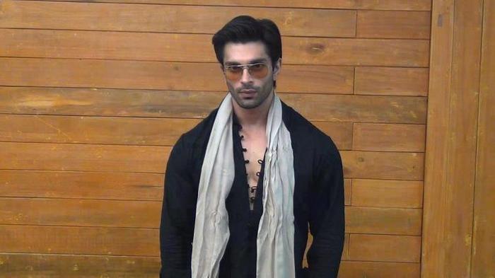 292781_541258152567363_768352755_n - Karan Singh Grover