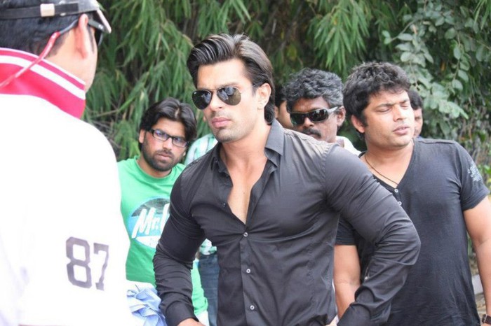 754_502737206415047_769967076_n - Karan Singh Grover