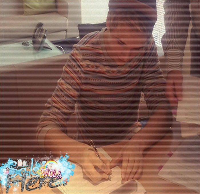 △ ; mnu, nu eşti sângură.  [-( #tuşeşte artistic ; - just - OUR - 9th EPISODE - OO9