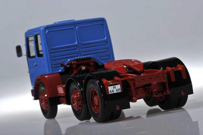 Neo Scale Models truck M.A.N. 16304 F7 1968 blue/red scale 1:43 - XXX machete scara  1 43