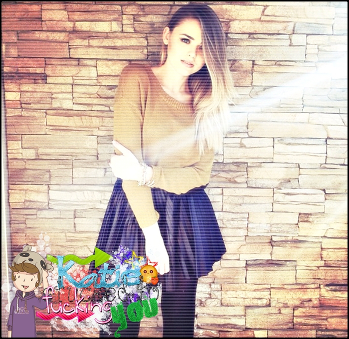 ; tyt;3 # puriceeh CL . . CE FĂ ? =))) # paucarenucredcăepau :| =)) . + așa (;| o facem albastră;3