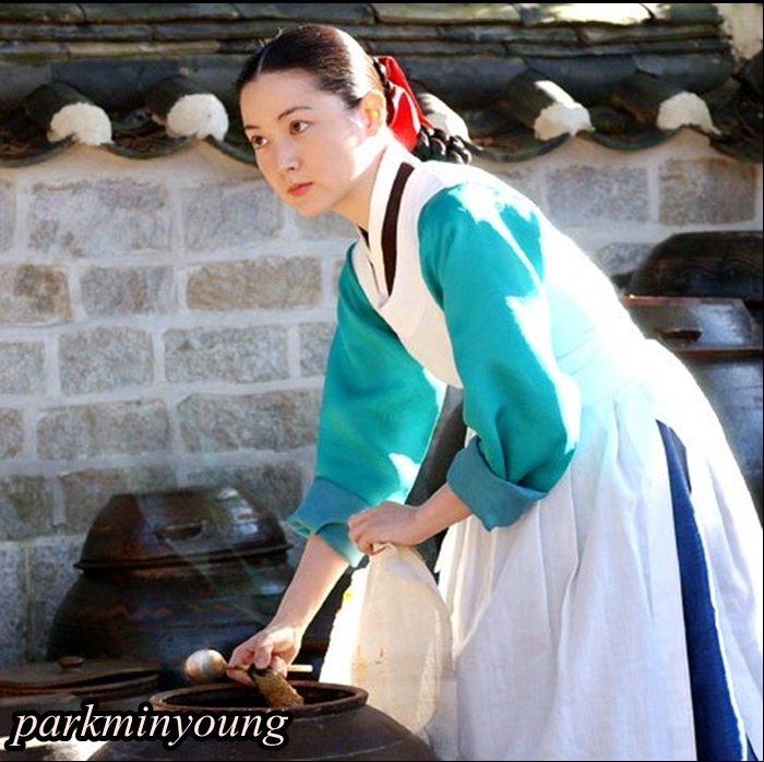 ►  Sati ! [ ii opreste ] Regina nu mananca de dimineata dulciuri !