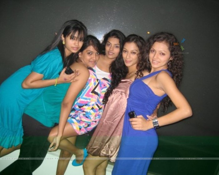 171567-drashti-dhami-with-her-friends