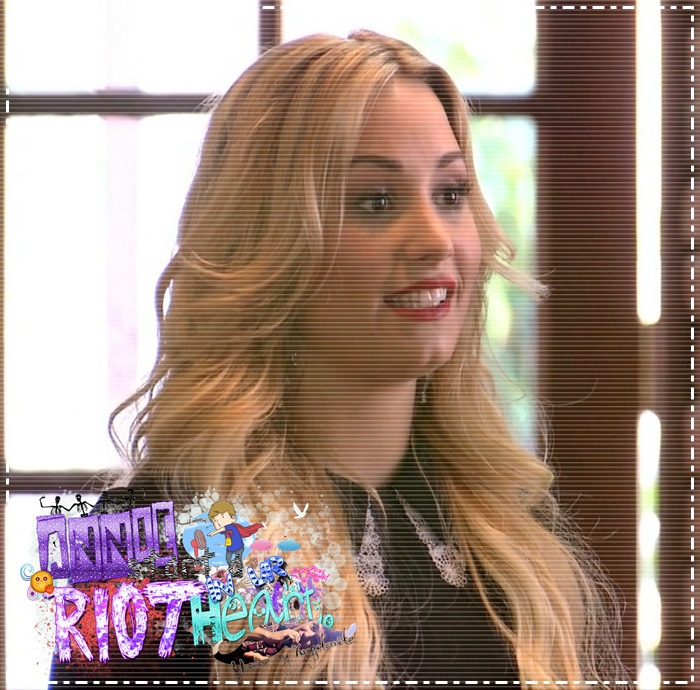 ; __ ∞ ;♥. .; e nebună, las-o. # butonându-şi telefonul ;