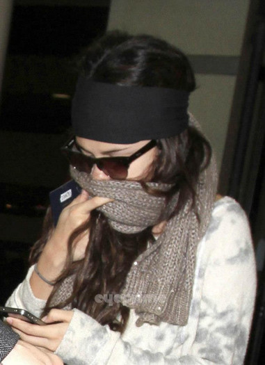 207697_353831528047519_1843789164_n - Selena Los Angeles airport---04 Ianuary 2013