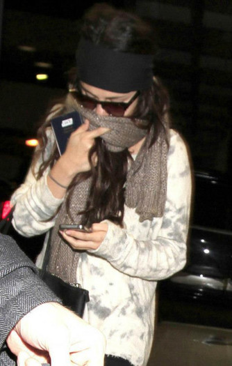 298993_353831638047508_27922467_n - Selena Los Angeles airport---04 Ianuary 2013