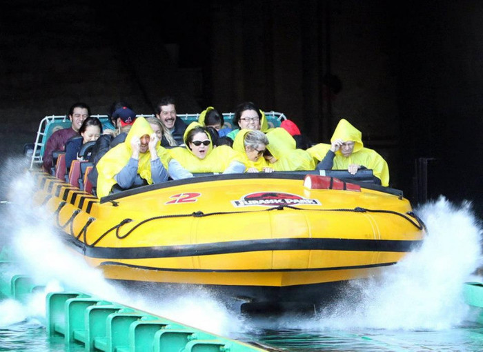 538427_351973794899959_1921848967_n - Selena with his family at Universal Studios