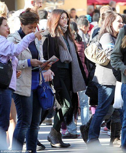 582437_351492914948047_62107197_n - Selena with his family at Universal Studios