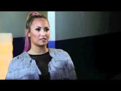 ...Miley atenţie la maşinăăă .Aaaaa