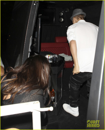 justin-bieber-selena-gomez-laugh-factory-date-06 - Selena Gomez and Justin Bieber Laugh Factory Date