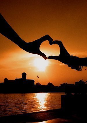 Fugea si se izbeste de cineva.....