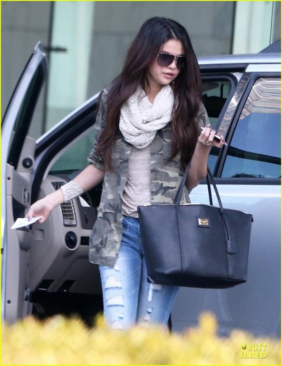 selena-gomez-office-day-with-vanessa-hudgens-02