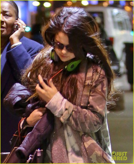 selena-gomez-lax-arrival-02 - Selena Gomez Late Night LAX Arrival