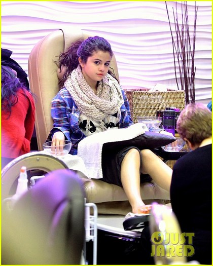 selena-gomez-gets-mani-pedi-after-justin-bieber-split-reports-01 - Selena Gomez Gets ManiPedi After Justin Bieber Split Report