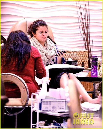 selena-gomez-gets-mani-pedi-after-justin-bieber-split-reports-02 - Selena Gomez Gets ManiPedi After Justin Bieber Split Report
