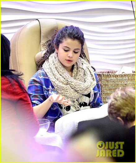 selena-gomez-gets-mani-pedi-after-justin-bieber-split-reports-04 - Selena Gomez Gets ManiPedi After Justin Bieber Split Report