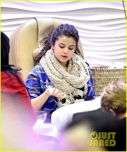 selena-gomez-gets-mani-pedi-after-justin-bieber-split-reports-04