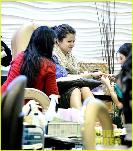 selena-gomez-gets-mani-pedi-after-justin-bieber-split-reports-05 - Selena Gomez Gets ManiPedi After Justin Bieber Split Report