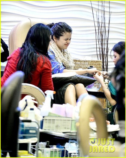 selena-gomez-gets-mani-pedi-after-justin-bieber-split-reports-06