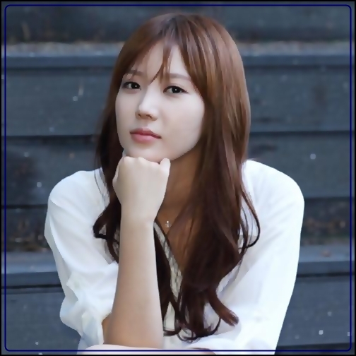 . |se intoarce cu un pahar de apa| Byee..so sweet..|se aseaza pe canapea|