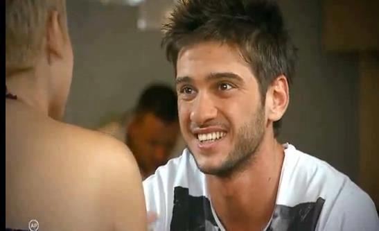 551983_412184425502822_1481101983_n