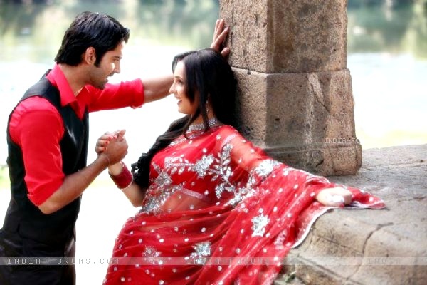 83523118_BUQSGLD3 - Sanaya Irani and Barun Sobti