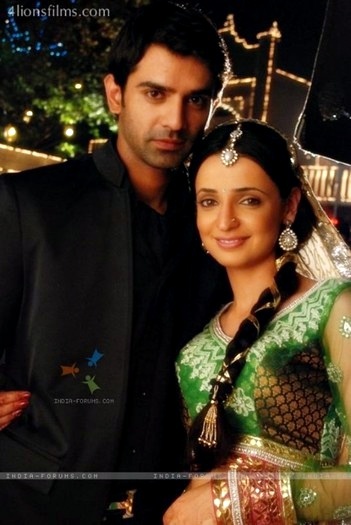 83523109_JPAWEQS3 - Sanaya Irani and Barun Sobti