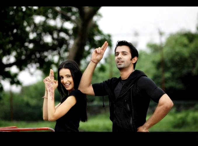 84399286_ZTUYDAT - Sanaya Irani and Barun Sobti