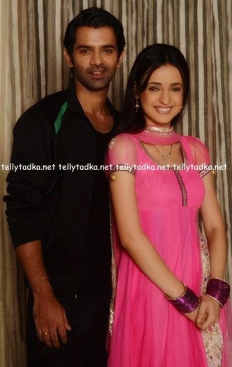 84392825_FXLYWEV - Sanaya Irani and Barun Sobti