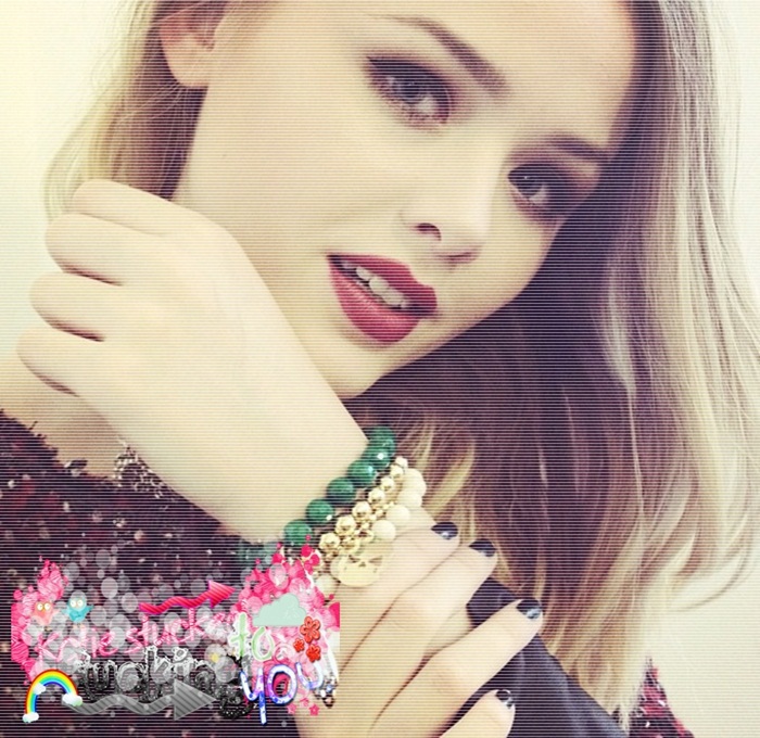 ; SALUT :) ce faci ? # annie . awww :3 - îl sărută înapoi deși nu e acolo ;-s -