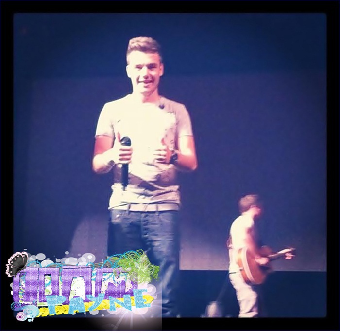 ☇ ∞ . # o ridică-n braţe ; ce bine , ă ? ;3 # o muşcă uşor de buză . - huh - liam owns HIS private room
