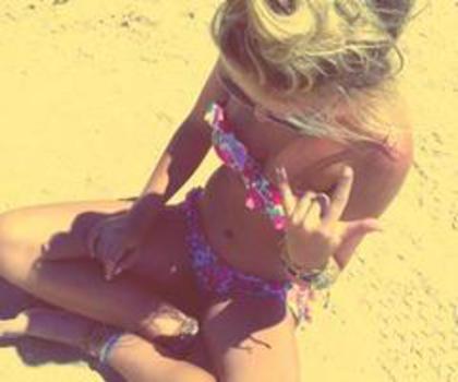 541929_318085051628640_283292599_n_thumb - xo_Fete_xo