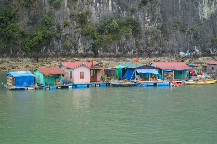 sate plutitoare - Vietnam - Hua Long Bay