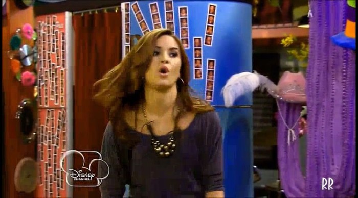 Stai![tragand de el] Stai aicia, ce? esti copil? - Episodul 1-TERMINAT