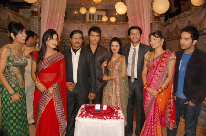 270446_380857135321942_1688658381_n - 2-Arjun si Purvi