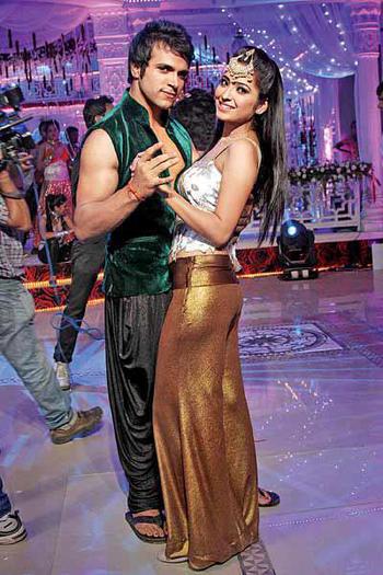 384196_373535589387430_1676151525_n - 2-Arjun si Purvi