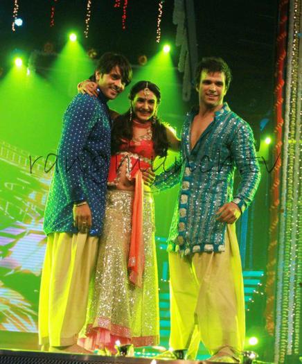 394147_384882238252765_1652450786_n