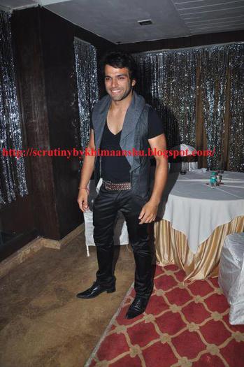 549154_384885138252475_1615880155_n - 2-Arjun si Purvi