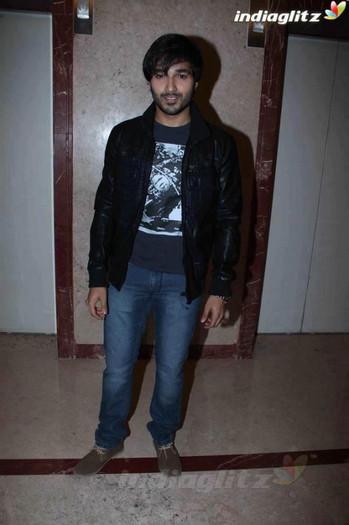 561867_383415178399471_228169232_n