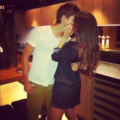 479984_310008962447921_5553016_n; Hey , nu aici ca-i lume multa.Dar lumea uita imi spuneai.O lasa-i muta cand zambeai :X
