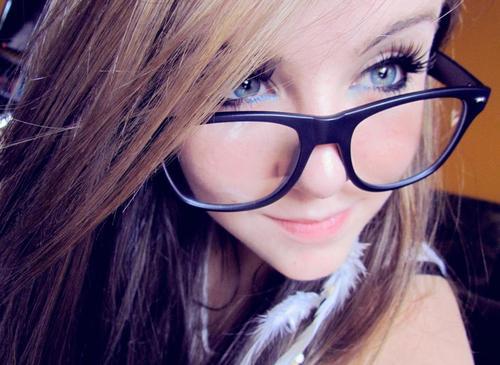 165077_318745494906260_2050300721_n_large; Nu e ceea ce pare.Stii bine,aparentele sunt inselatoare.
