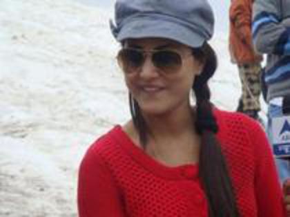 78713504_IKENQNR - Hina Khan