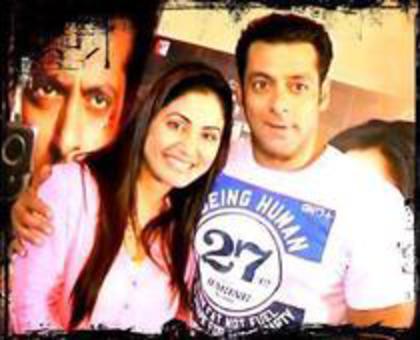 82163747_ZCOHYOQ - Hina Khan