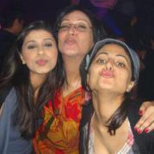 82163750_ILASQVW - Hina Khan