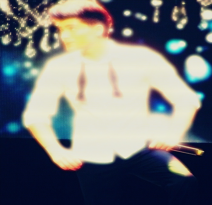 _ ^ vine cantand. ^ LOVEE IS THE WAAAAAY. ^^ back. (;|