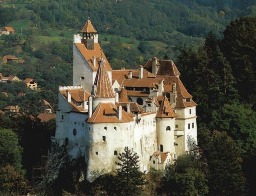 Cele-mai-bantuite-castele-din-lume-Castelul-Bran-Romania - Vampires or just a legend