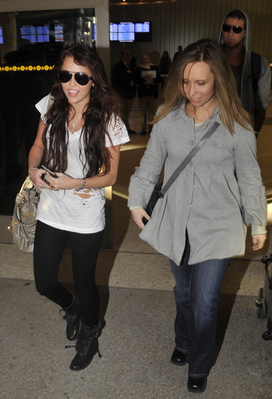 normal_26195_Preppie_-_Miley_Cyrus_arriving_at_LAX_Airport_-_Jan__6_2010_4119_122_461lo - Miley and Liam arriving at LAX Airport 2010