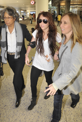 normal_26312_Preppie_-_Miley_Cyrus_arriving_at_LAX_Airport_-_Jan__6_2010_3122_122_1157lo - Miley and Liam arriving at LAX Airport 2010