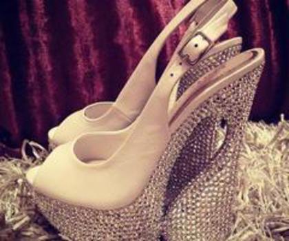 394851_252381791497350_1173143357_n_thumb